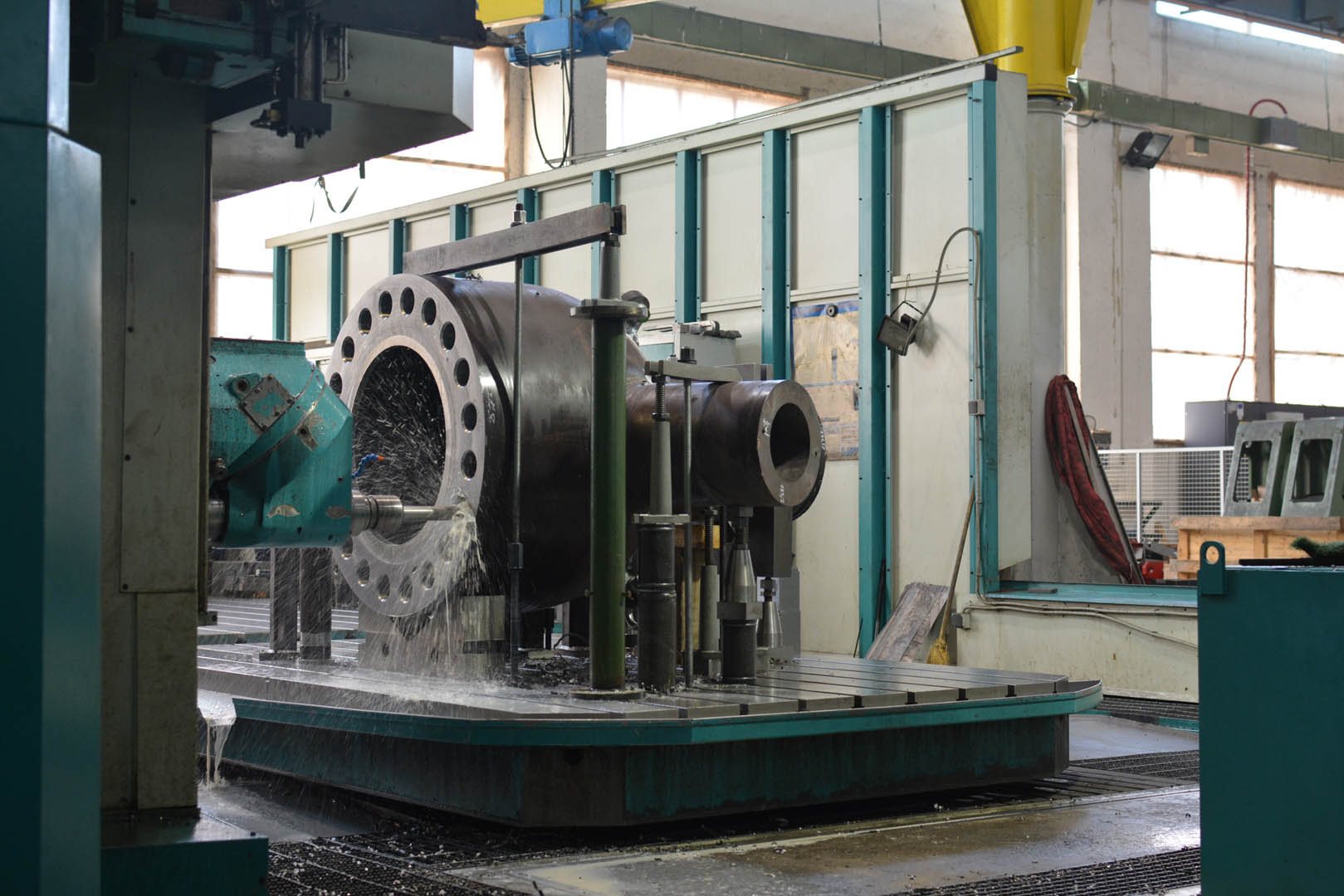 TOS Kurim FUQ 150 horizontal milling centre machining a heavy workpiece